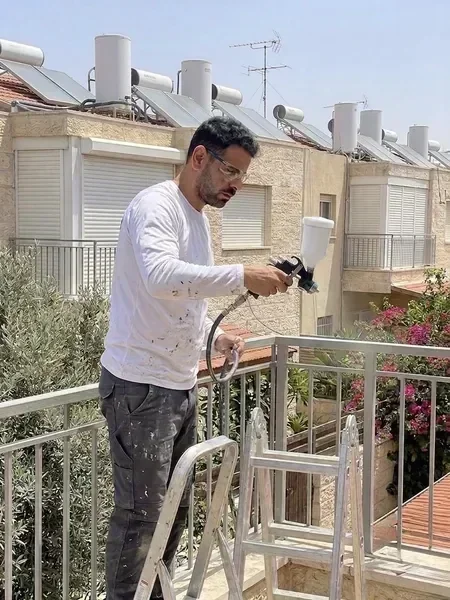 צביעת סורגים בהתזה — עבודה מקצועית של צבע פלוס