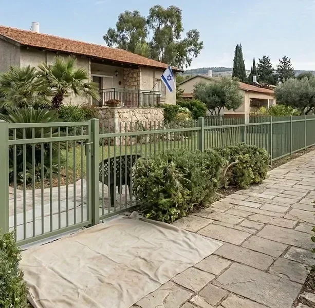 גדר מתכת לפני צביעה — חלודה וקילוף
